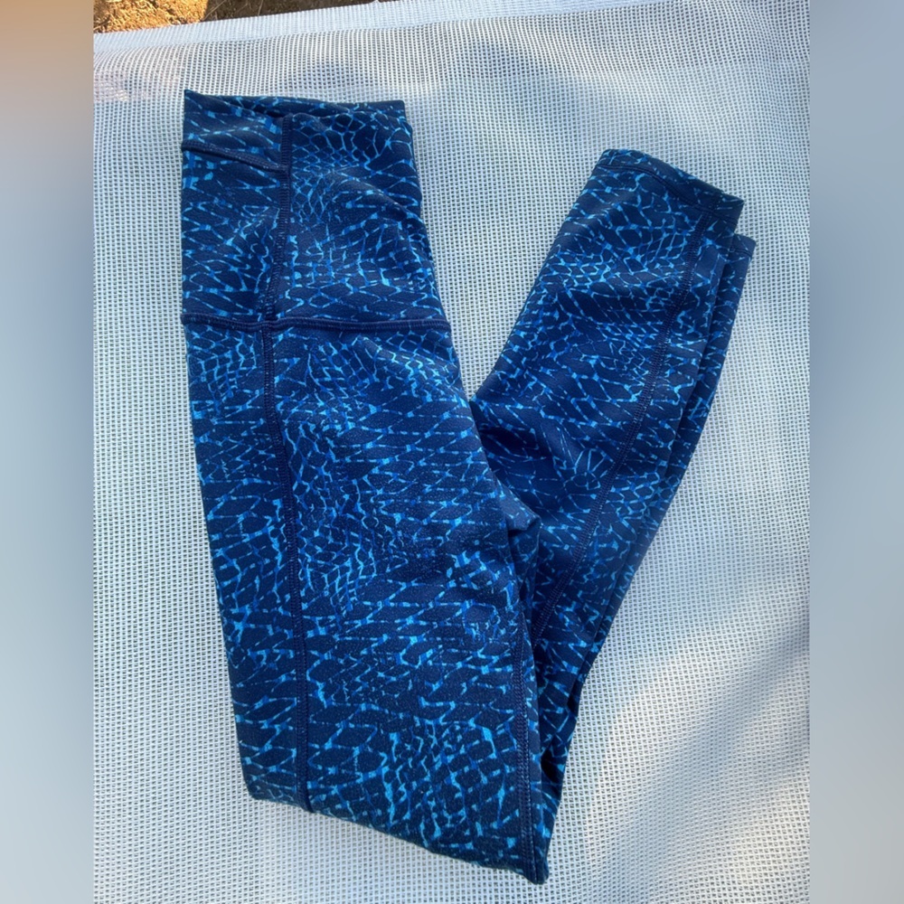 Lululemon Athletica Women’s size4 Blue Patterned Leggings with Crisscross Detai - Picture 7 of 8
